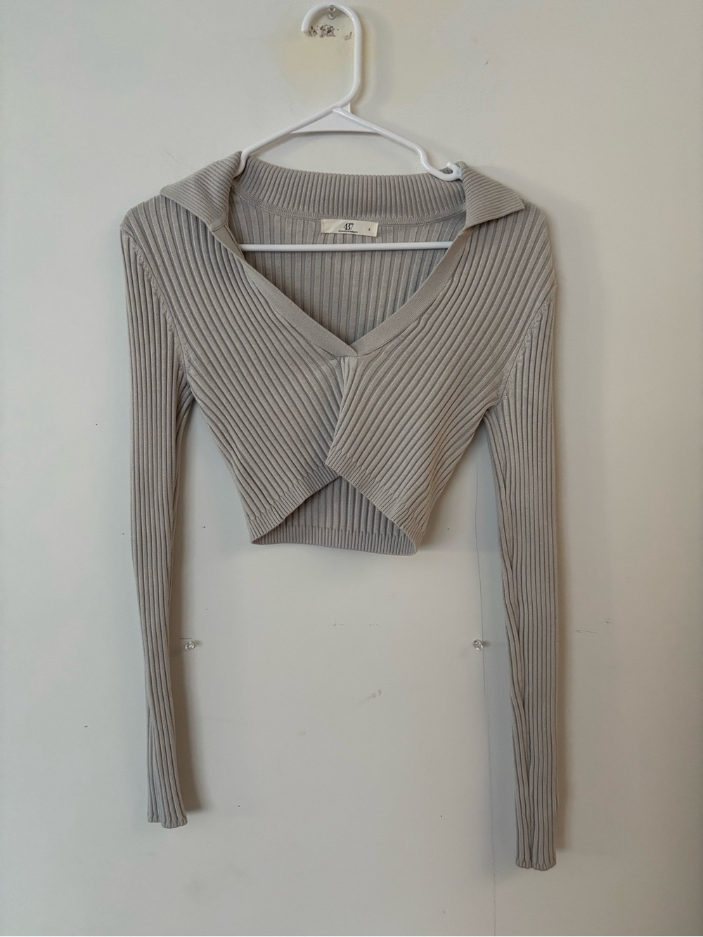 shop 437 neutral grey ribbed collared v neck long sleeve crop top blouse 🩶